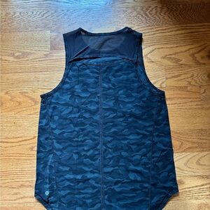 Like new- Lululemon Scuplt Tank. Size 6.